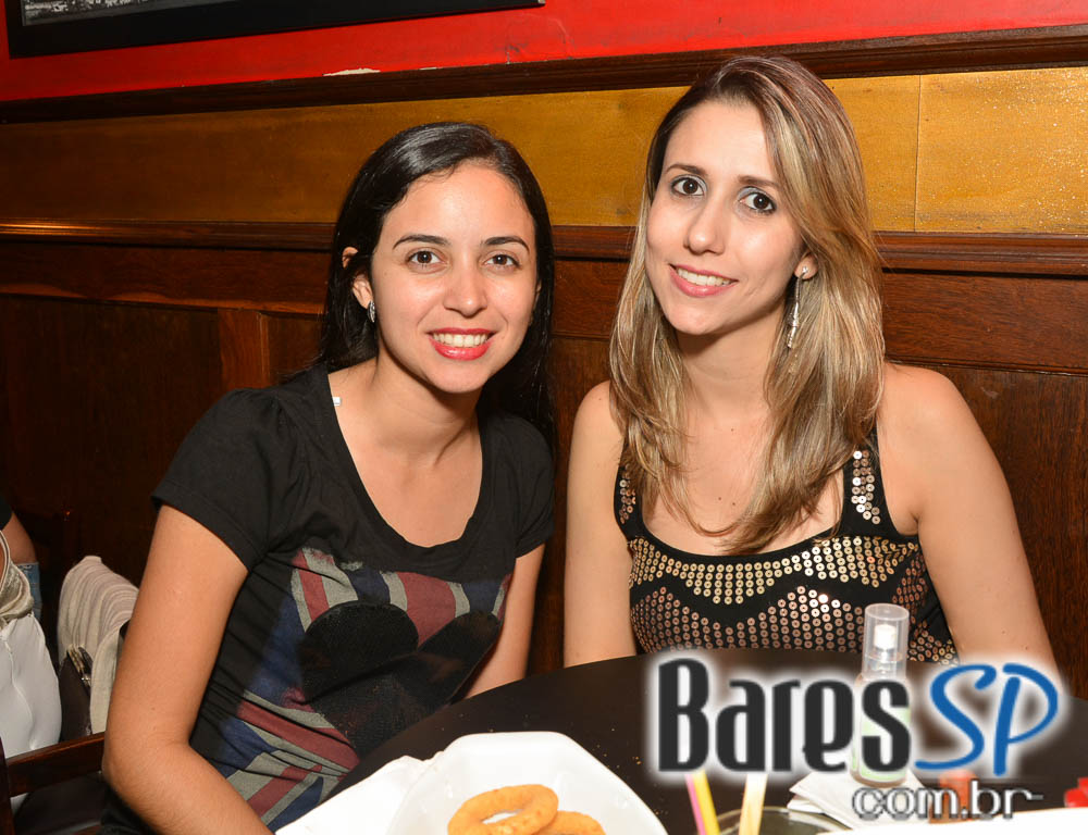 Sal Vincent e banda Insônica animaram a noite com pop rock no Republic Pub Sal Vincent e banda Insônica animaram a noite com pop rock no Republic Pub