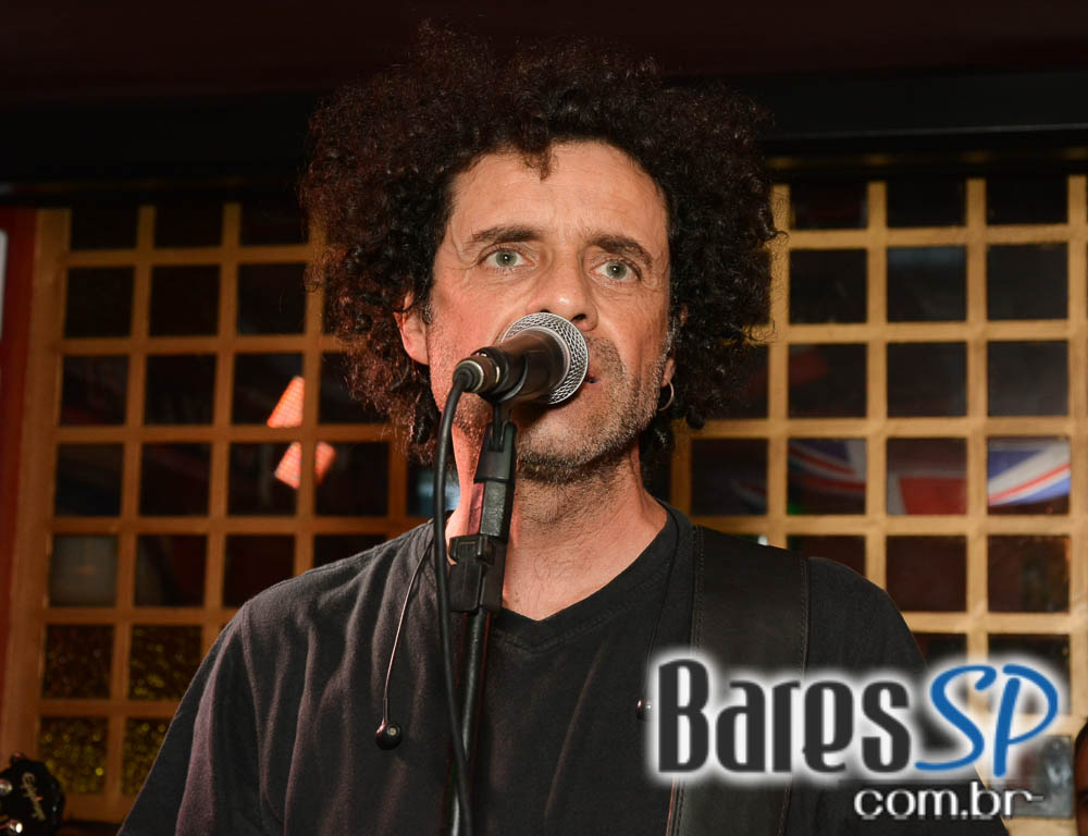 Sal Vincent e banda Insônica animaram a noite com pop rock no Republic Pub Sal Vincent e banda Insônica animaram a noite com pop rock no Republic Pub