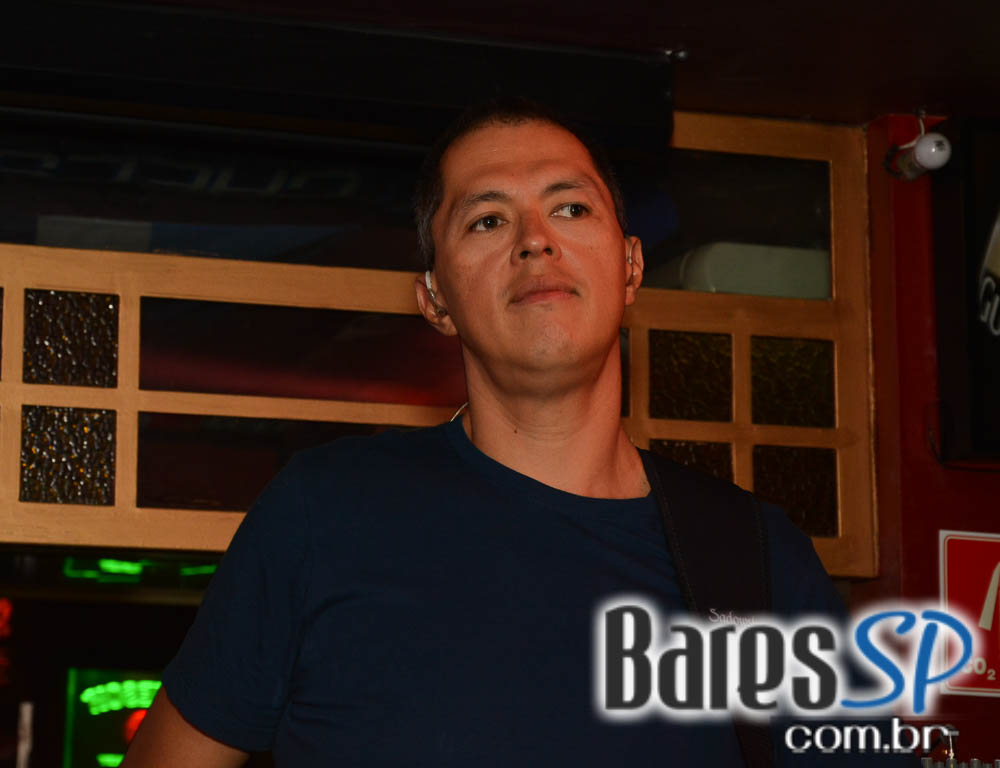 Sal Vincent e banda Insônica animaram a noite com pop rock no Republic Pub Sal Vincent e banda Insônica animaram a noite com pop rock no Republic Pub