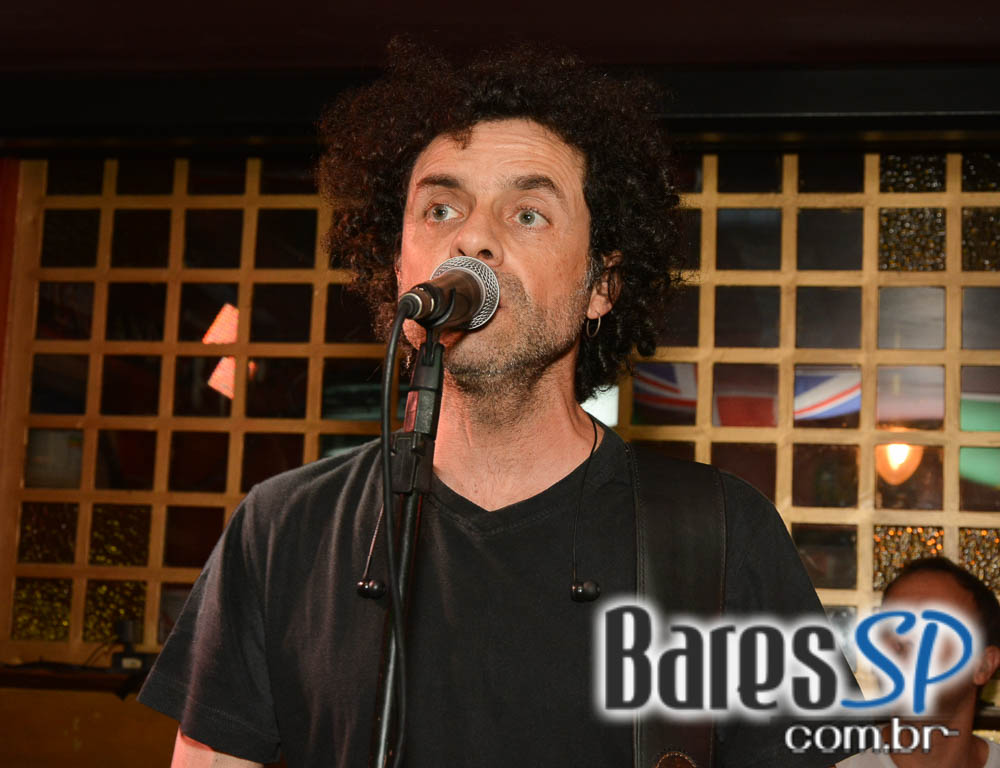 Sal Vincent e banda Insônica animaram a noite com pop rock no Republic Pub Sal Vincent e banda Insônica animaram a noite com pop rock no Republic Pub