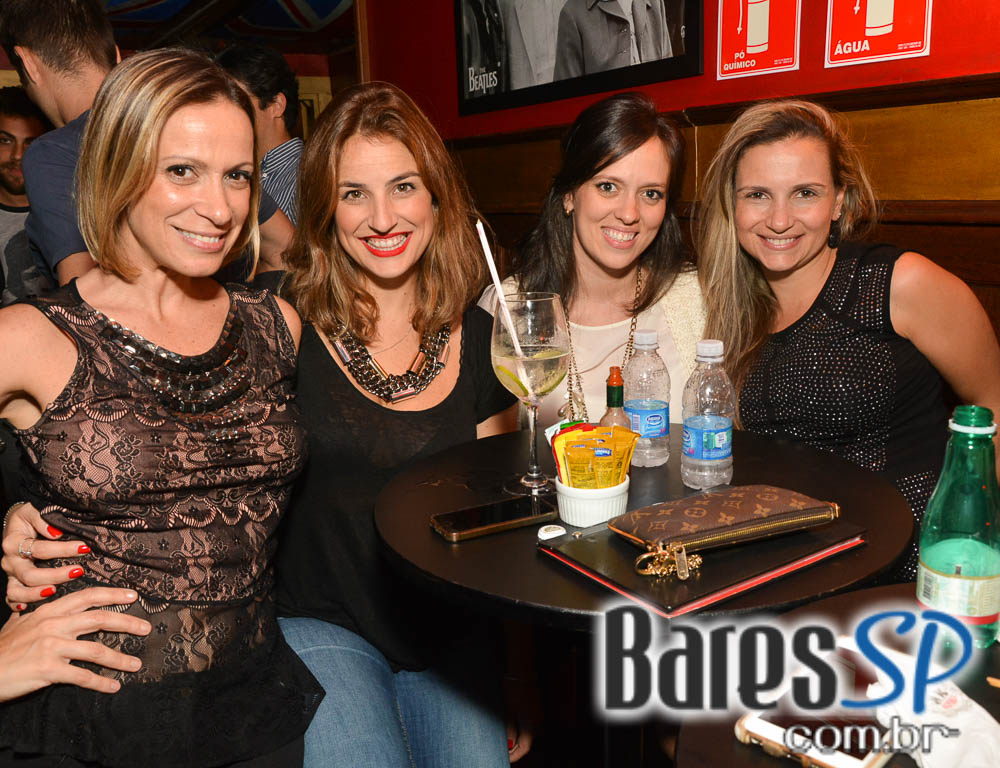 Sal Vincent e banda Insônica animaram a noite com pop rock no Republic Pub Sal Vincent e banda Insônica animaram a noite com pop rock no Republic Pub