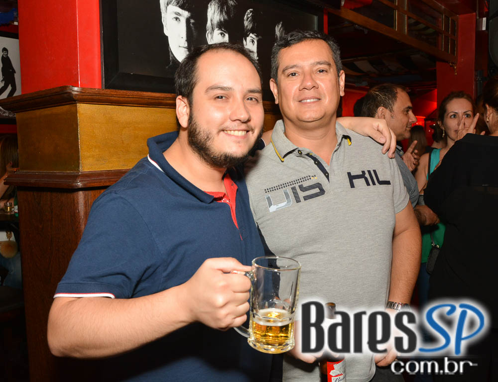 Sal Vincent e banda Insônica animaram a noite com pop rock no Republic Pub Sal Vincent e banda Insônica animaram a noite com pop rock no Republic Pub