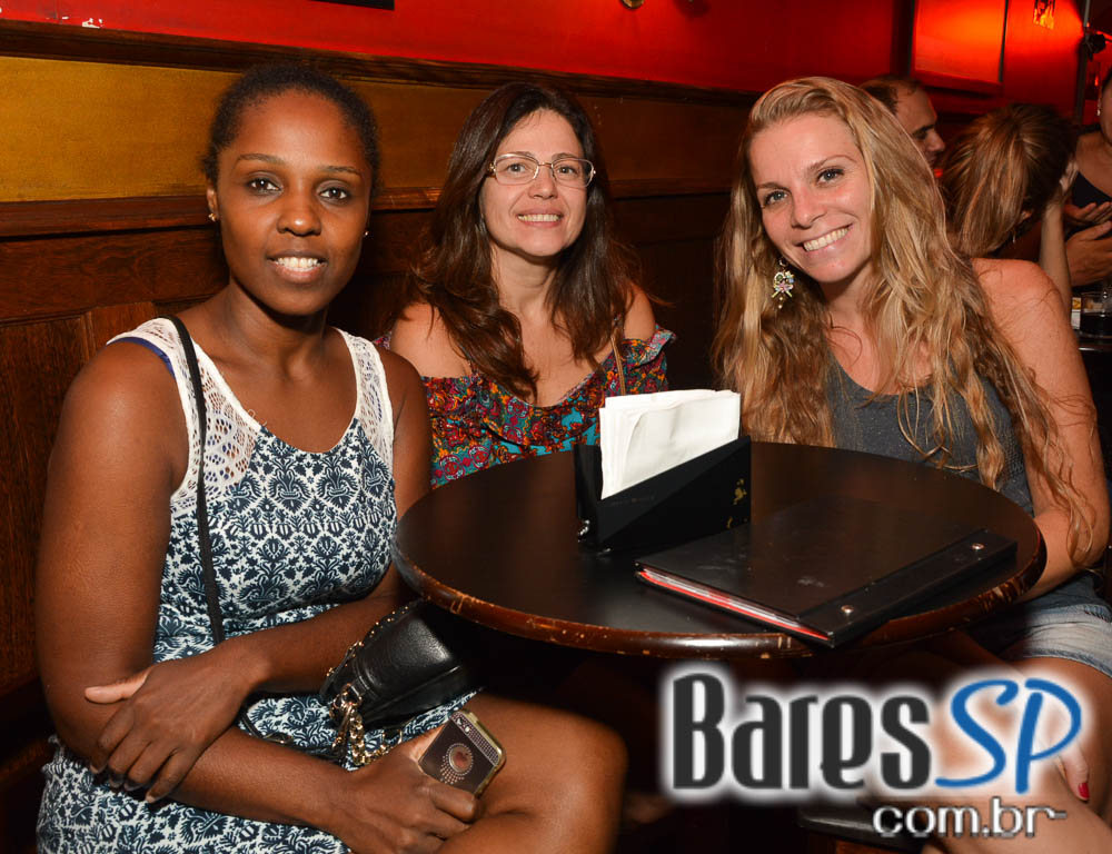 Sal Vincent e banda Insônica animaram a noite com pop rock no Republic Pub Sal Vincent e banda Insônica animaram a noite com pop rock no Republic Pub