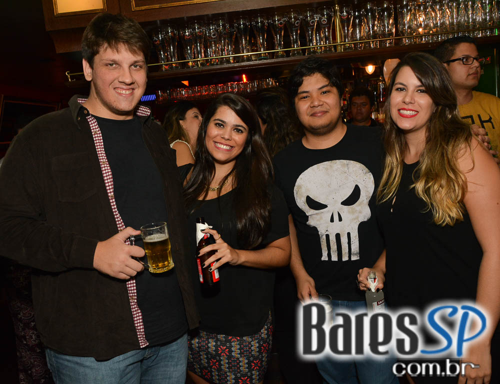 Sal Vincent e banda Insônica animaram a noite com pop rock no Republic Pub Sal Vincent e banda Insônica animaram a noite com pop rock no Republic Pub