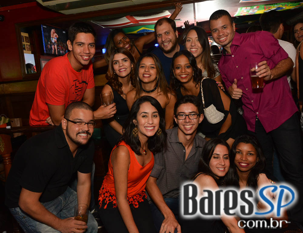 Sal Vincent e banda Insônica animaram a noite com pop rock no Republic Pub Sal Vincent e banda Insônica animaram a noite com pop rock no Republic Pub