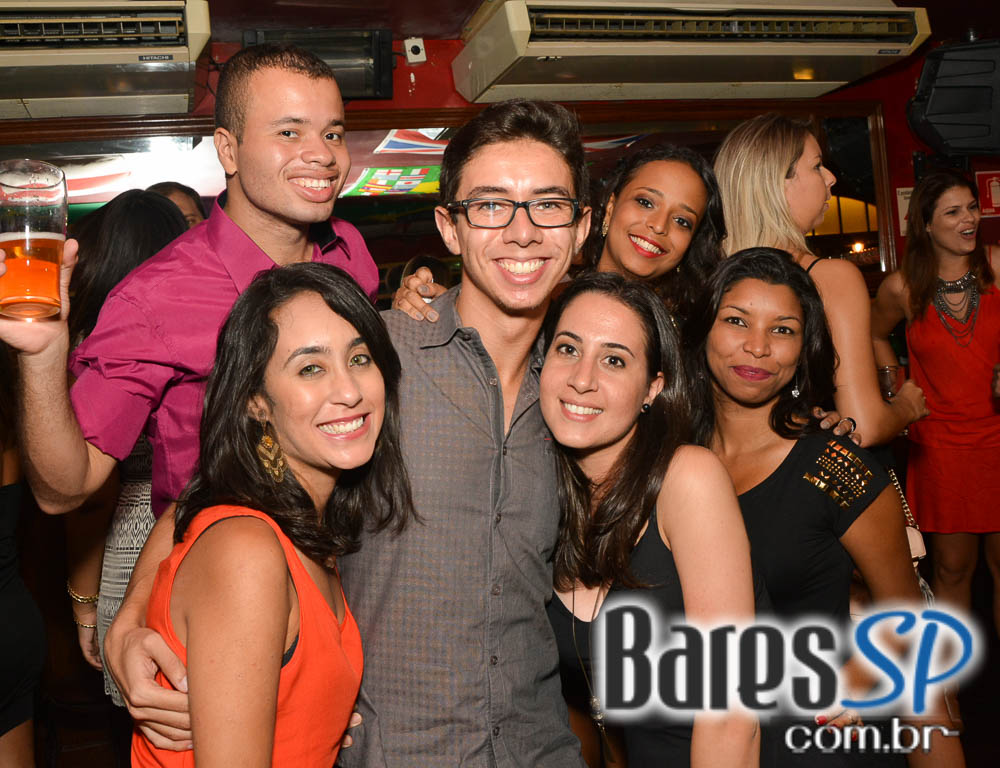 Sal Vincent e banda Insônica animaram a noite com pop rock no Republic Pub Sal Vincent e banda Insônica animaram a noite com pop rock no Republic Pub