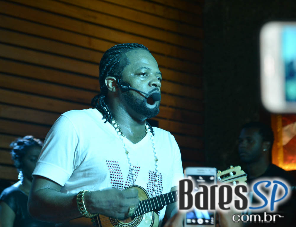 Pagode do Xande de Pilares animou o feriado na Vila do Samba Pagode do Xande de Pilares animou o feriado na Vila do Samba