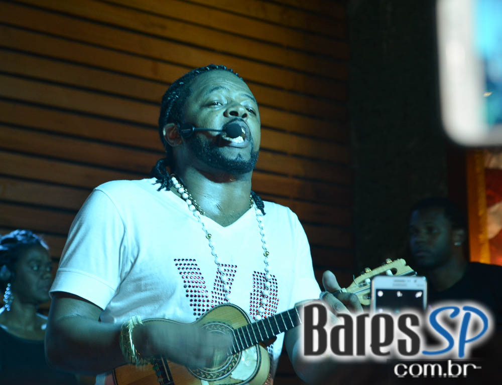 Pagode do Xande de Pilares animou o feriado na Vila do Samba Pagode do Xande de Pilares animou o feriado na Vila do Samba