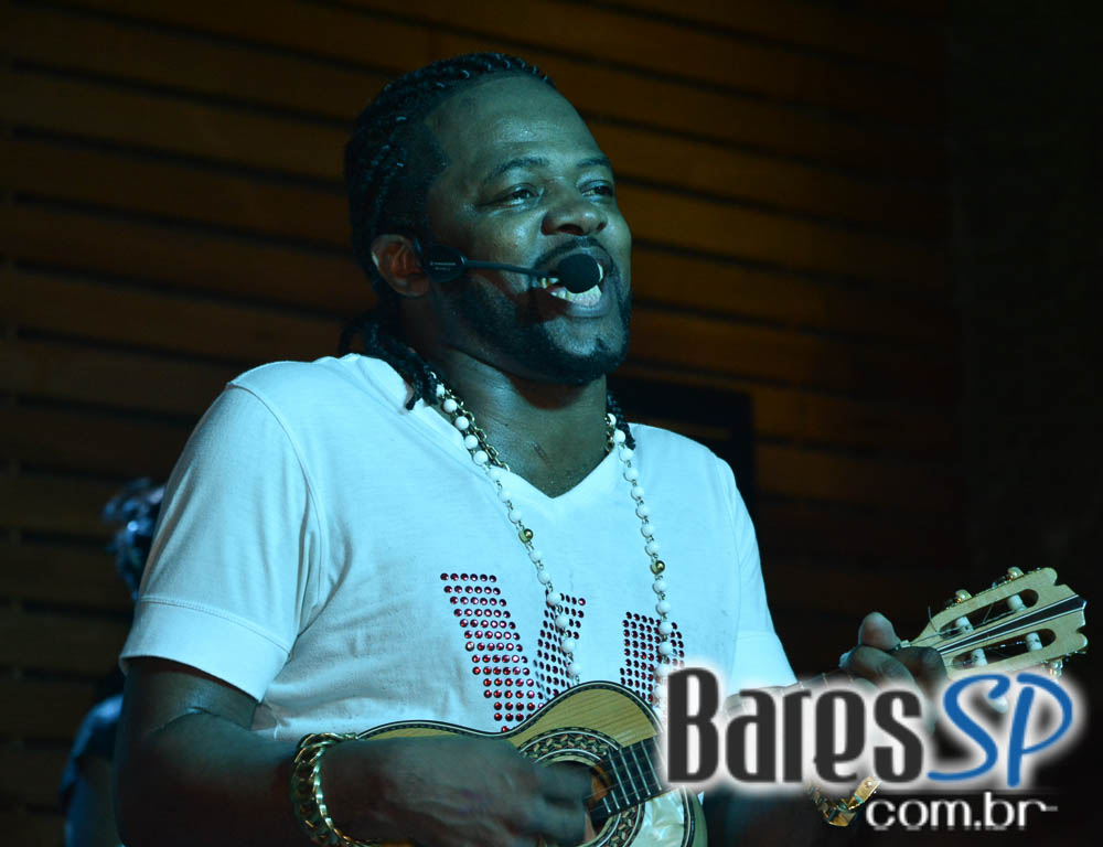 Pagode do Xande de Pilares animou o feriado na Vila do Samba Pagode do Xande de Pilares animou o feriado na Vila do Samba