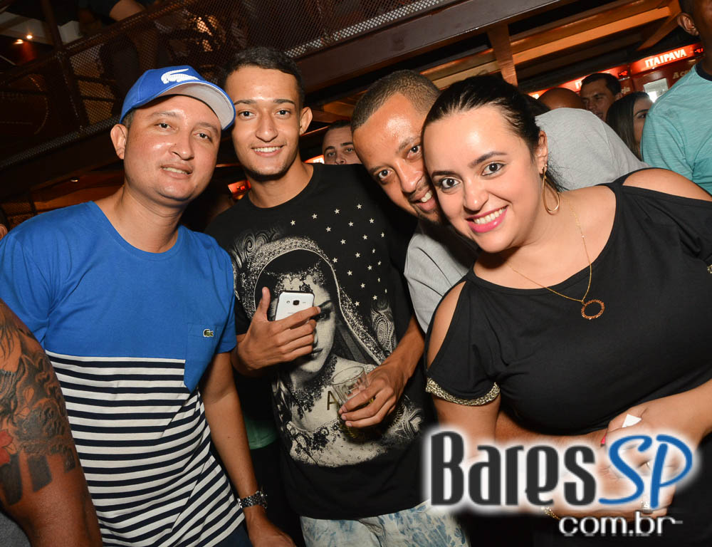 Pagode do Xande de Pilares animou o feriado na Vila do Samba Pagode do Xande de Pilares animou o feriado na Vila do Samba