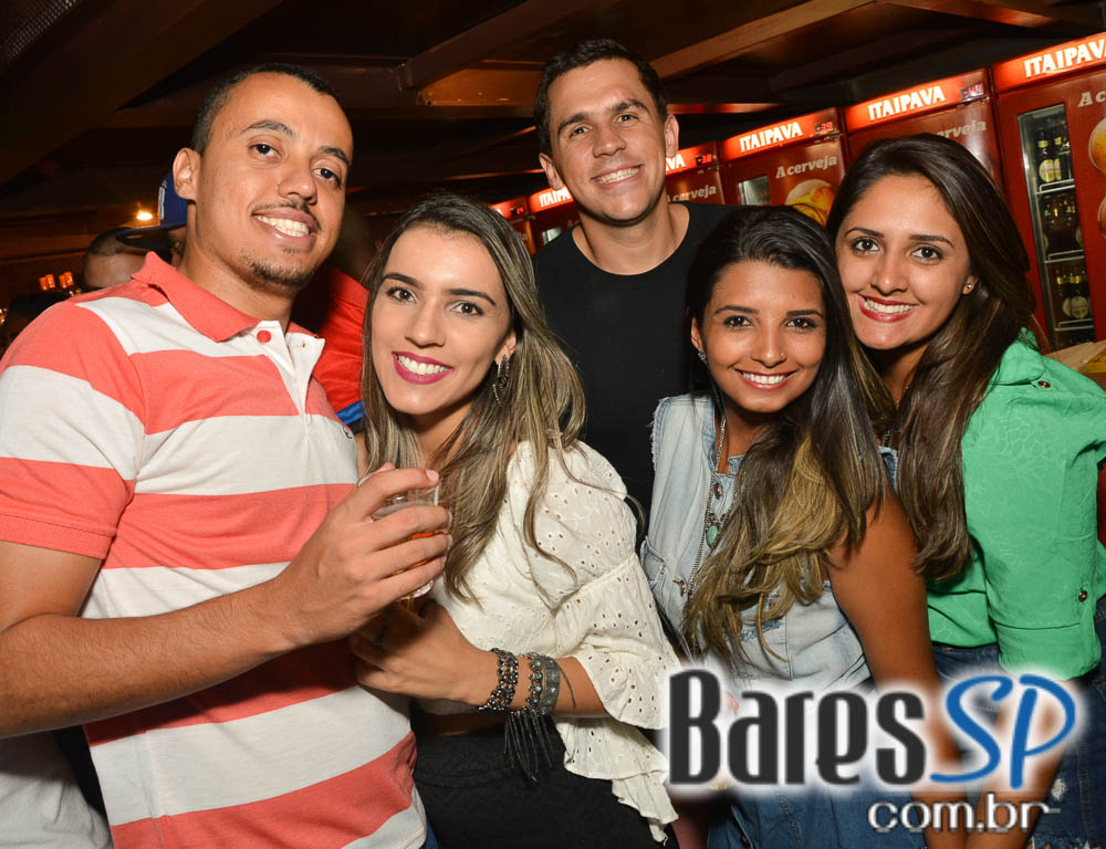 Pagode do Xande de Pilares animou o feriado na Vila do Samba Pagode do Xande de Pilares animou o feriado na Vila do Samba