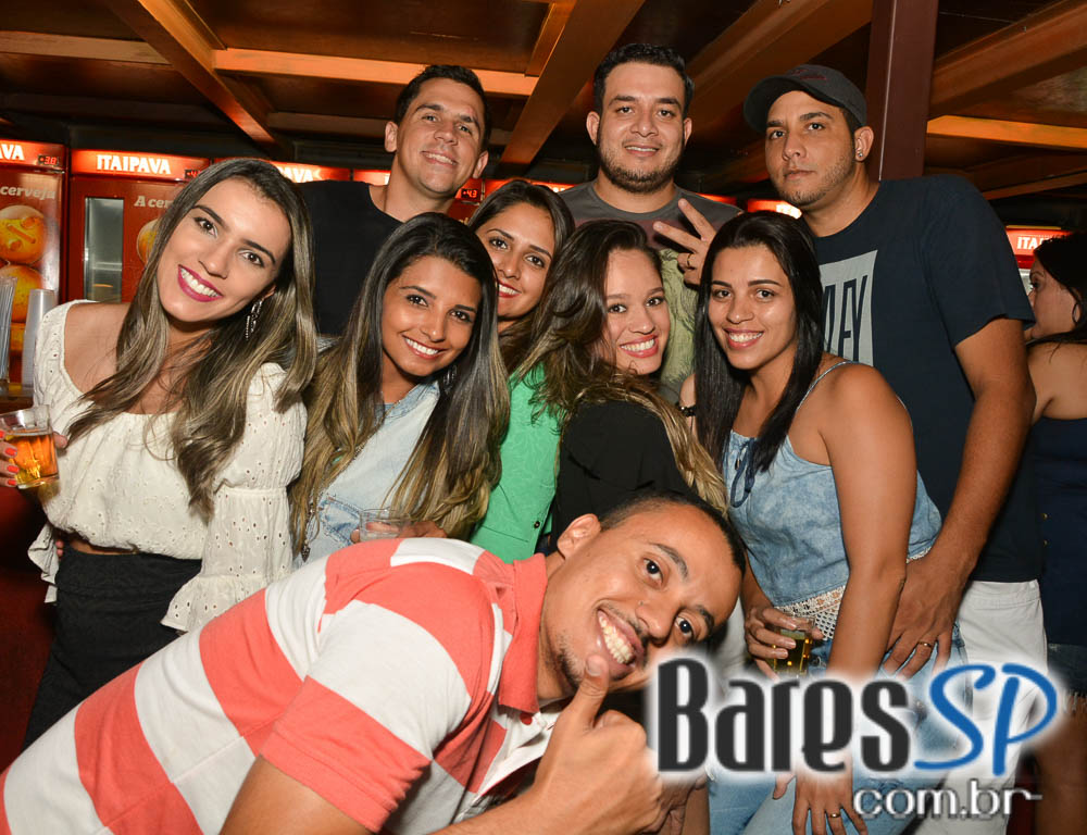 Pagode do Xande de Pilares animou o feriado na Vila do Samba Pagode do Xande de Pilares animou o feriado na Vila do Samba