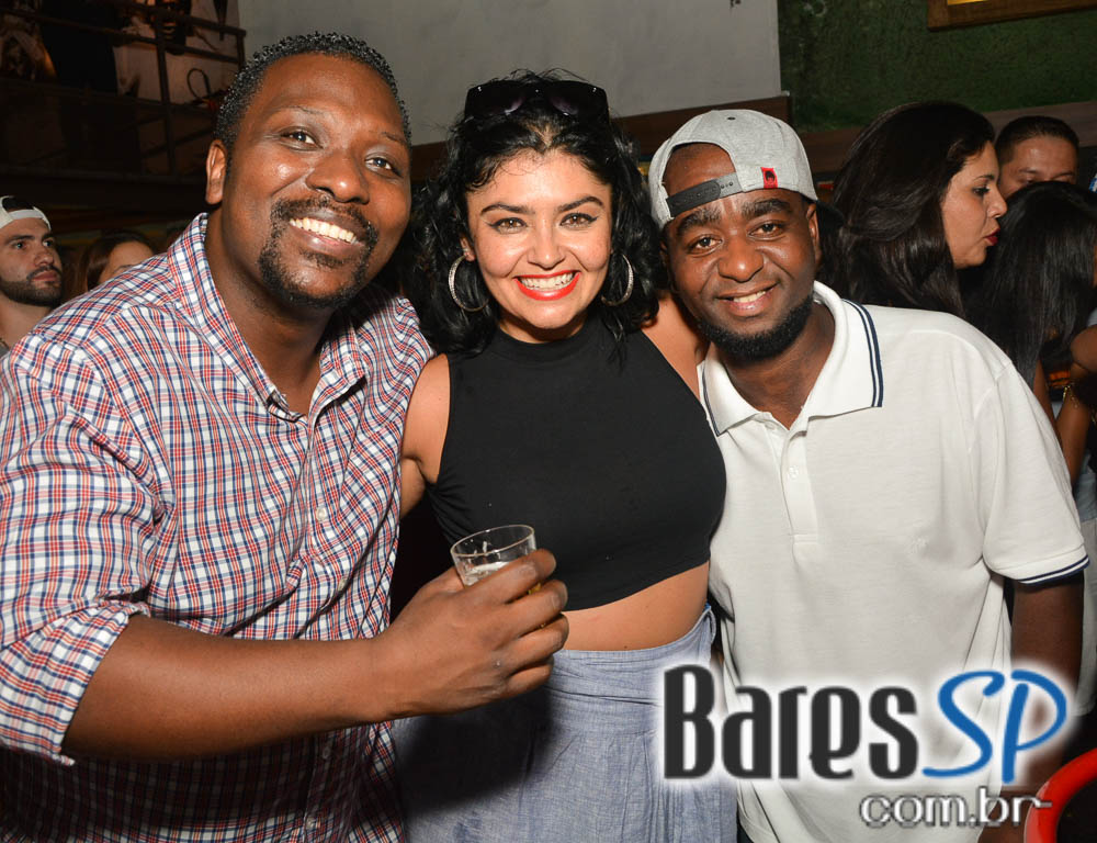 Pagode do Xande de Pilares animou o feriado na Vila do Samba Pagode do Xande de Pilares animou o feriado na Vila do Samba