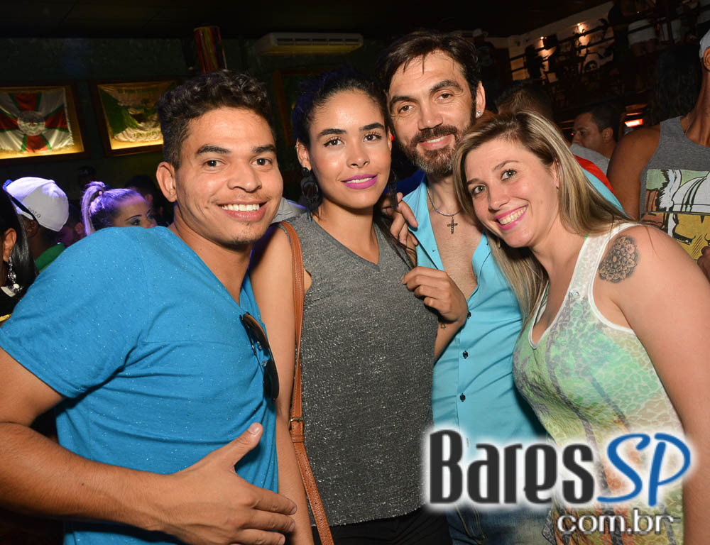 Pagode do Xande de Pilares animou o feriado na Vila do Samba Pagode do Xande de Pilares animou o feriado na Vila do Samba