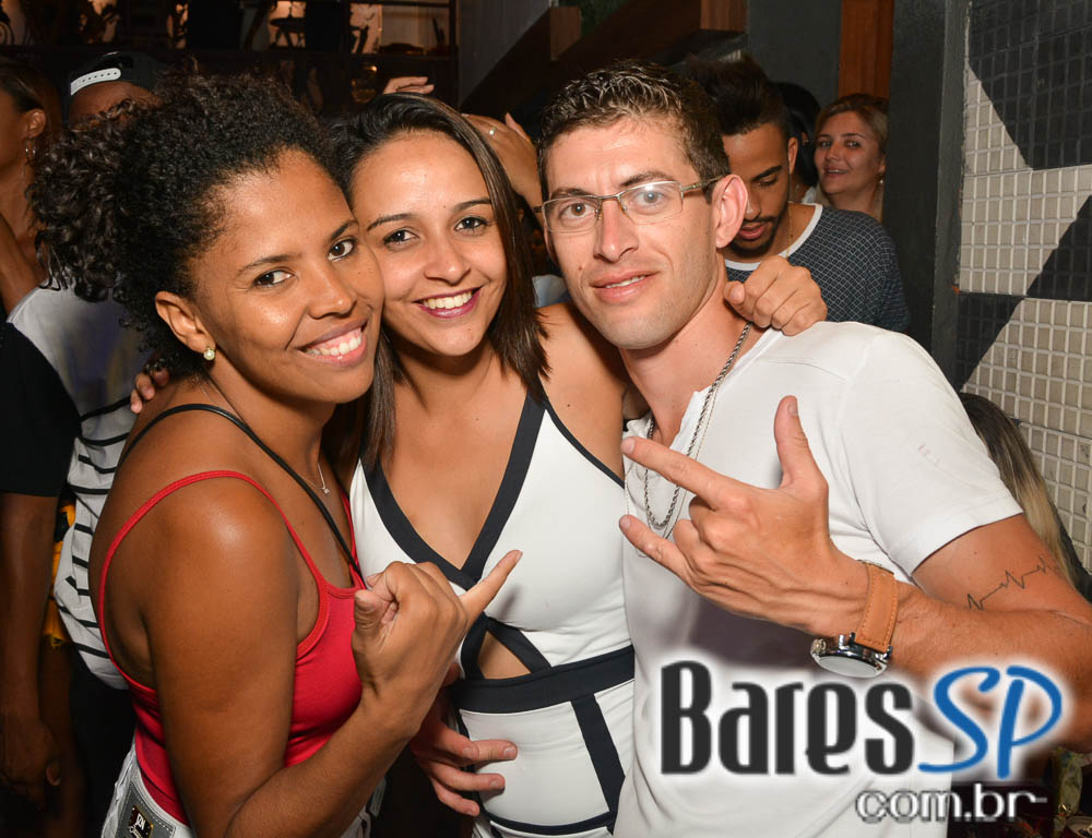 Pagode do Xande de Pilares animou o feriado na Vila do Samba Pagode do Xande de Pilares animou o feriado na Vila do Samba