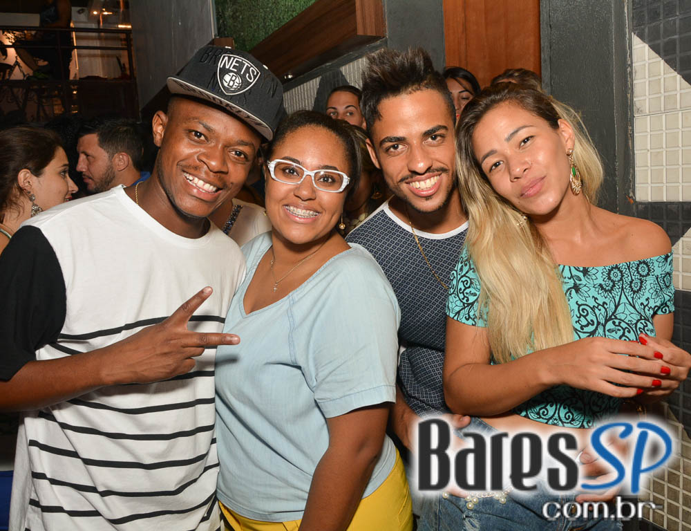 Pagode do Xande de Pilares animou o feriado na Vila do Samba Pagode do Xande de Pilares animou o feriado na Vila do Samba