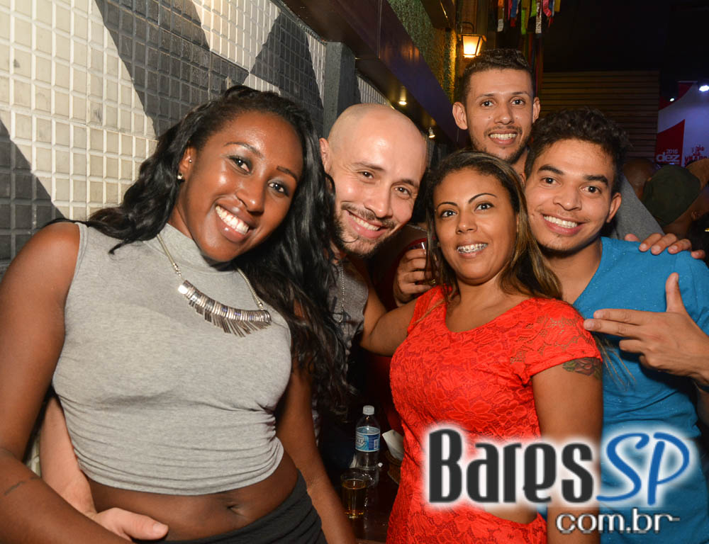 Pagode do Xande de Pilares animou o feriado na Vila do Samba Pagode do Xande de Pilares animou o feriado na Vila do Samba