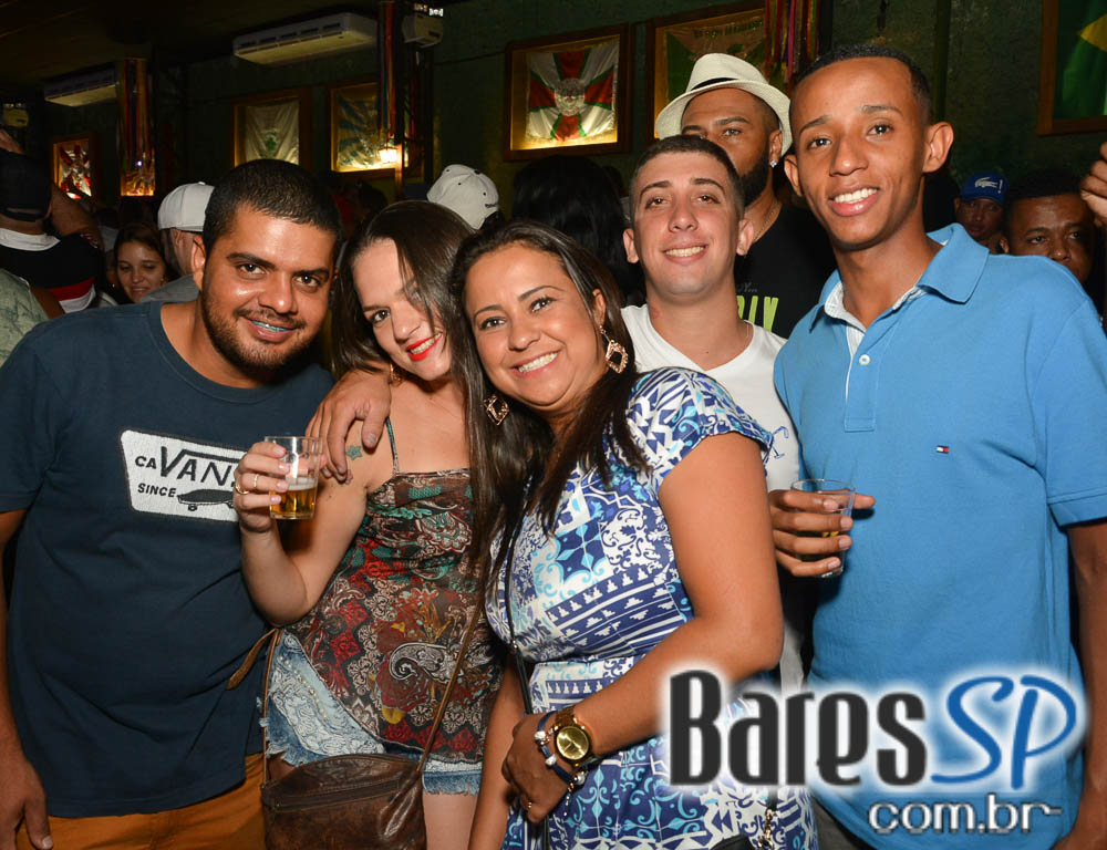 Pagode do Xande de Pilares animou o feriado na Vila do Samba Pagode do Xande de Pilares animou o feriado na Vila do Samba