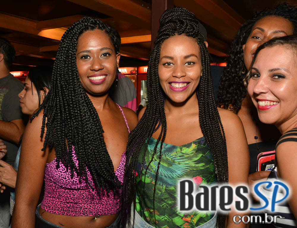 Pagode do Xande de Pilares animou o feriado na Vila do Samba Pagode do Xande de Pilares animou o feriado na Vila do Samba