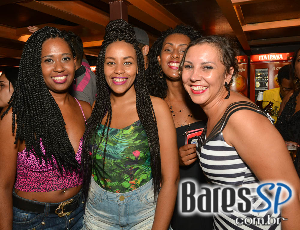 Pagode do Xande de Pilares animou o feriado na Vila do Samba Pagode do Xande de Pilares animou o feriado na Vila do Samba