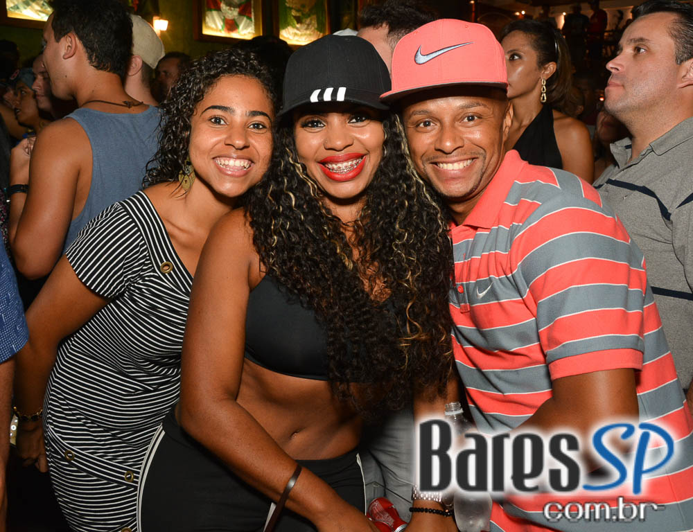 Pagode do Xande de Pilares animou o feriado na Vila do Samba Pagode do Xande de Pilares animou o feriado na Vila do Samba