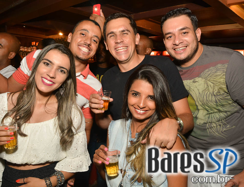 Pagode do Xande de Pilares animou o feriado na Vila do Samba Pagode do Xande de Pilares animou o feriado na Vila do Samba