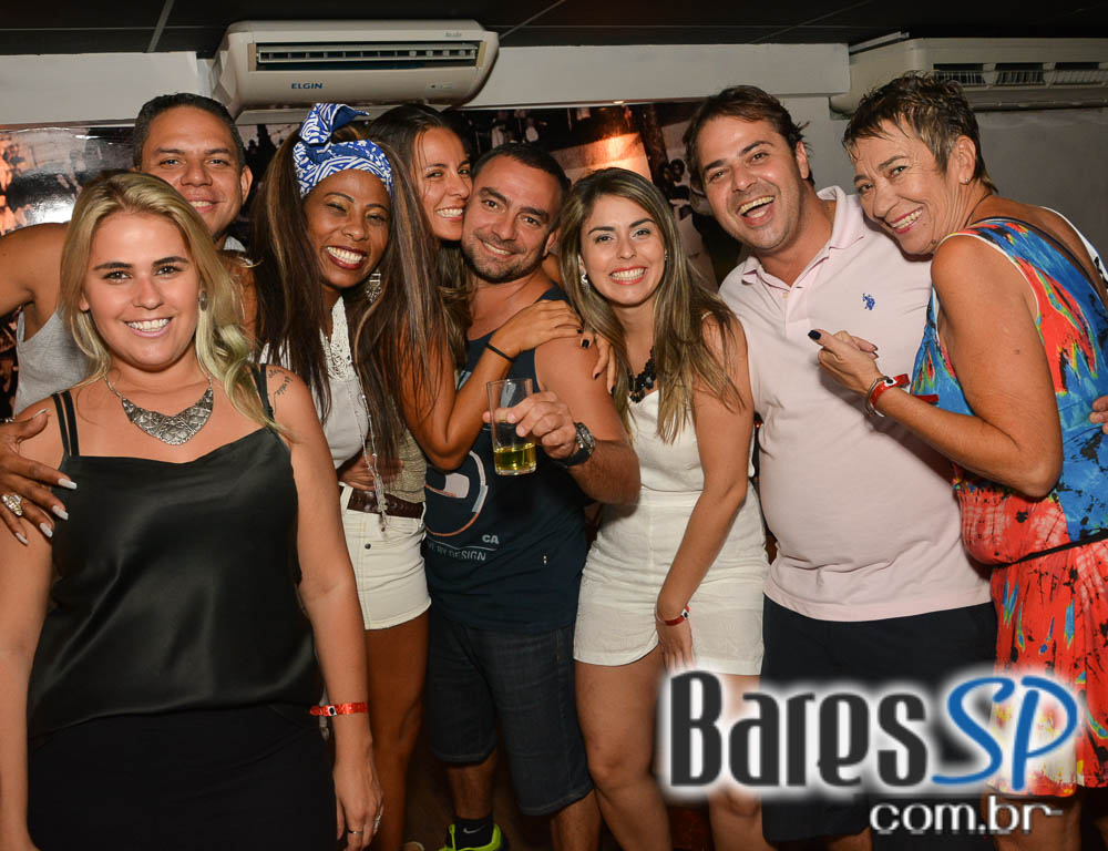 Pagode do Xande de Pilares animou o feriado na Vila do Samba Pagode do Xande de Pilares animou o feriado na Vila do Samba