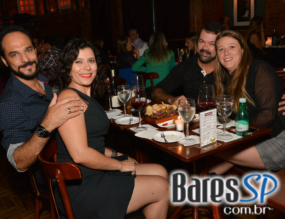 Banda Movin Up comandou a Festa da Revista Blues N Jazz no Bourbon Street Banda Movin Up comandou a Festa da Revista Blues N Jazz no Bourbon Street