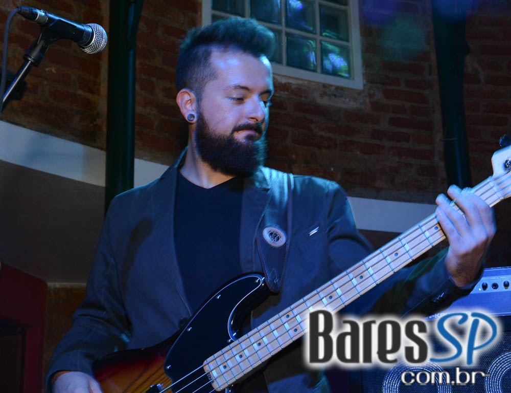 Banda Movin Up comandou a Festa da Revista Blues N Jazz no Bourbon Street Banda Movin Up comandou a Festa da Revista Blues N Jazz no Bourbon Street