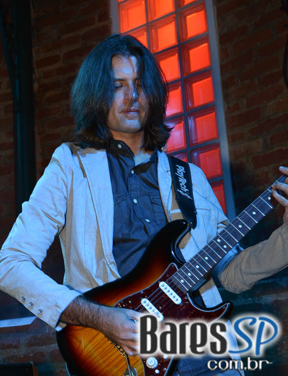 Banda Movin Up comandou a Festa da Revista Blues N Jazz no Bourbon Street Banda Movin Up comandou a Festa da Revista Blues N Jazz no Bourbon Street