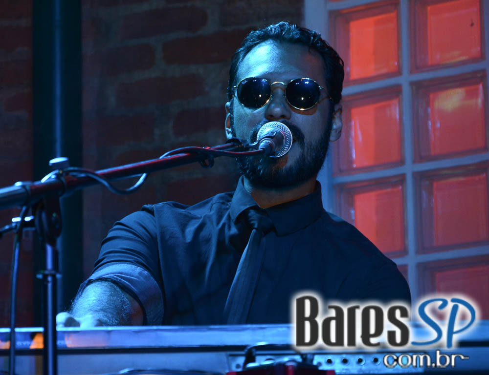 Banda Movin Up comandou a Festa da Revista Blues N Jazz no Bourbon Street Banda Movin Up comandou a Festa da Revista Blues N Jazz no Bourbon Street