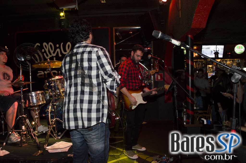 Banda 40 Watts se apresentou no Willi Willie Bar e Arqueria com muito pop rock Banda 40 Watts se apresentou no Willi Willie Bar e Arqueria com muito pop rock