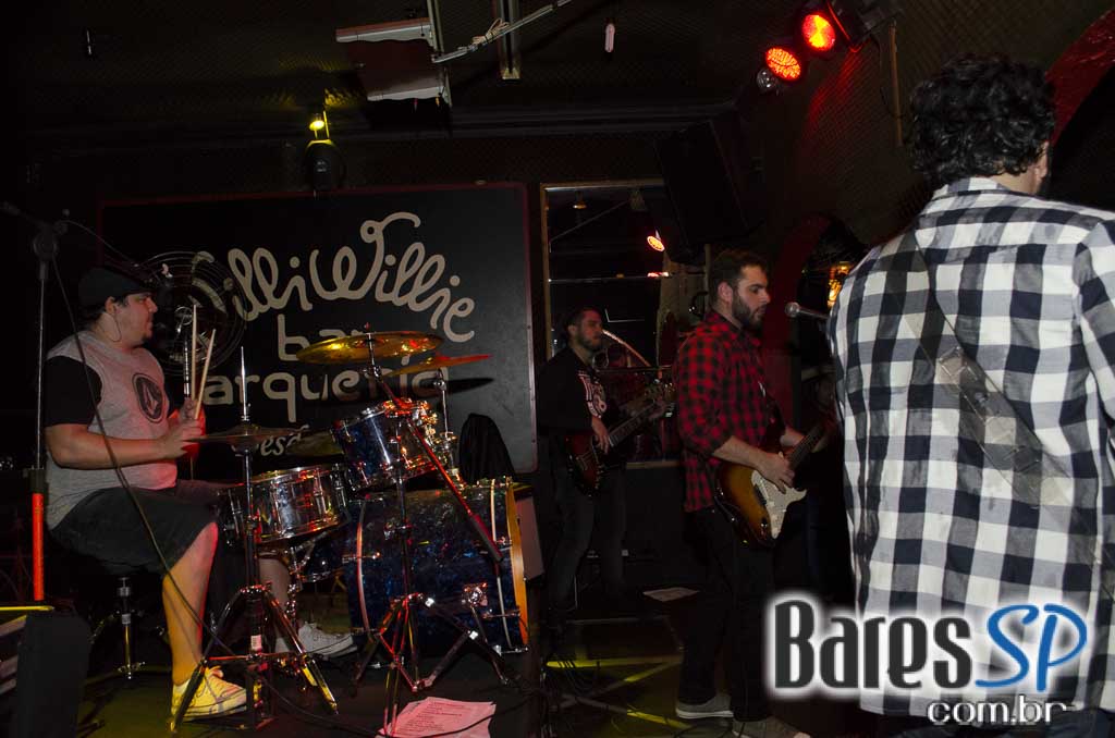 Banda 40 Watts se apresentou no Willi Willie Bar e Arqueria com muito pop rock Banda 40 Watts se apresentou no Willi Willie Bar e Arqueria com muito pop rock