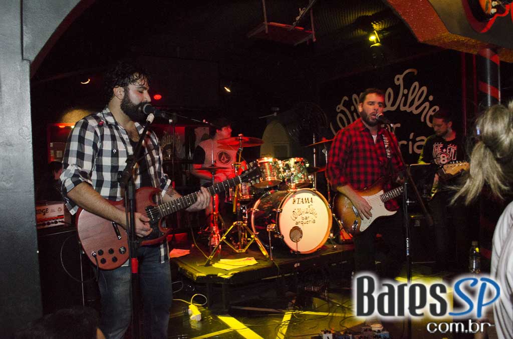 Banda 40 Watts se apresentou no Willi Willie Bar e Arqueria com muito pop rock Banda 40 Watts se apresentou no Willi Willie Bar e Arqueria com muito pop rock
