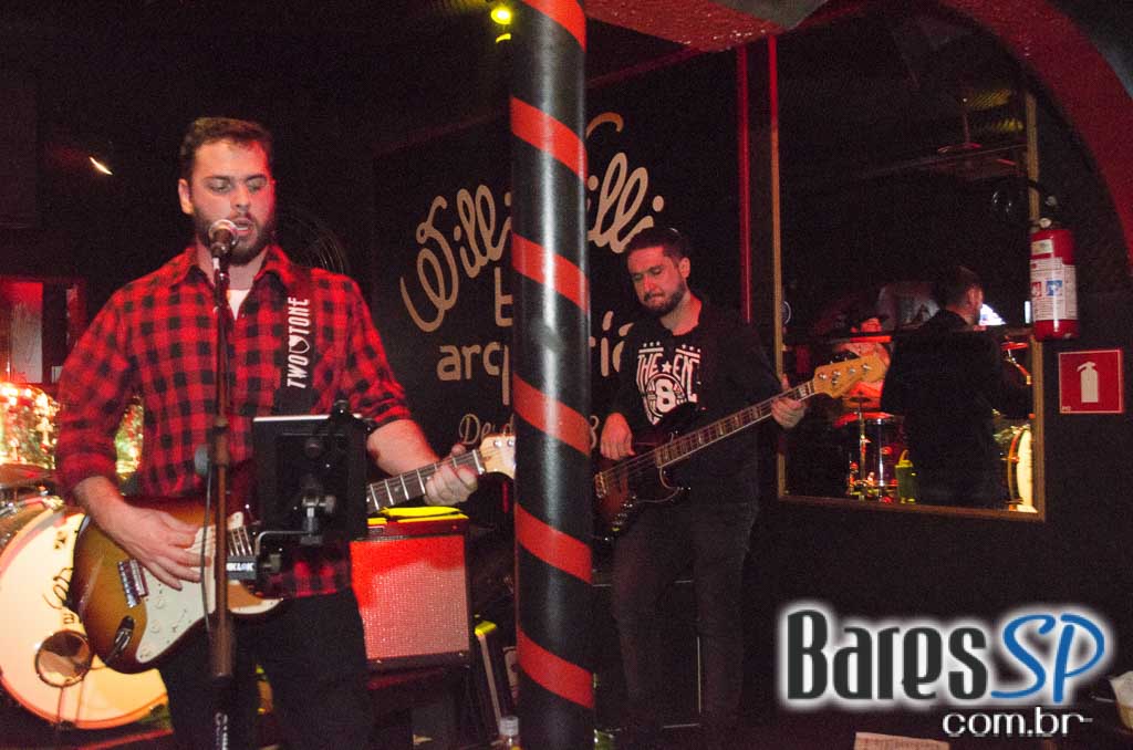 Banda 40 Watts se apresentou no Willi Willie Bar e Arqueria com muito pop rock Banda 40 Watts se apresentou no Willi Willie Bar e Arqueria com muito pop rock