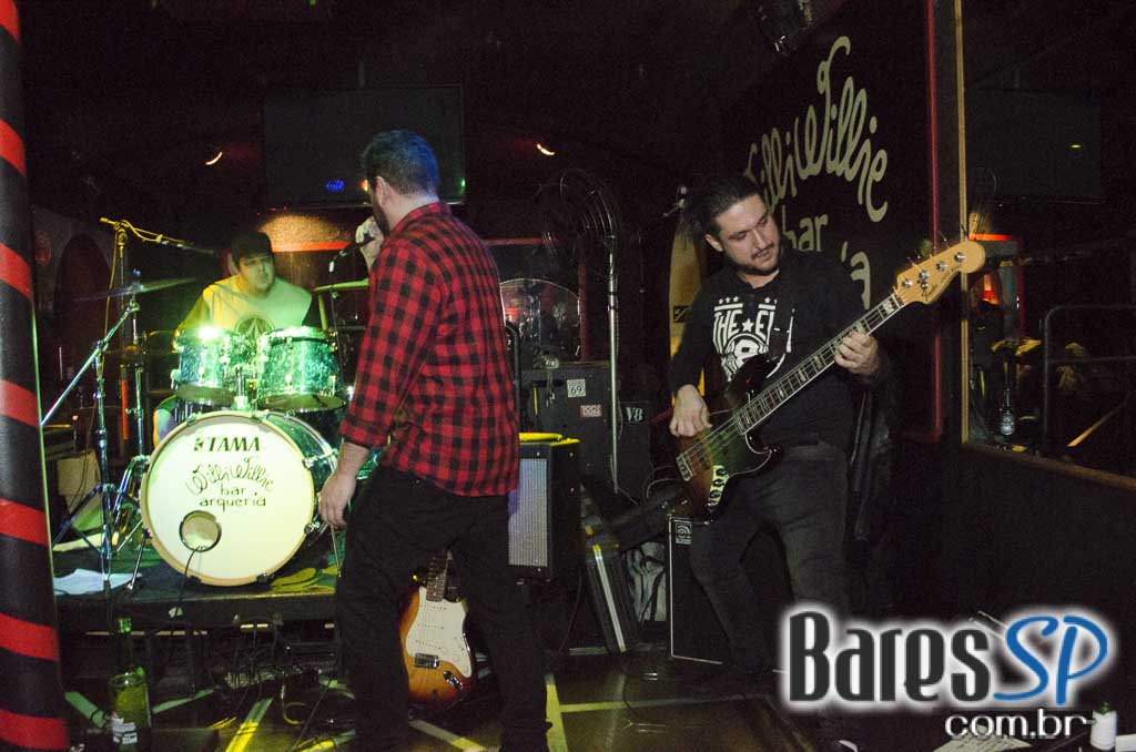Banda 40 Watts se apresentou no Willi Willie Bar e Arqueria com muito pop rock Banda 40 Watts se apresentou no Willi Willie Bar e Arqueria com muito pop rock
