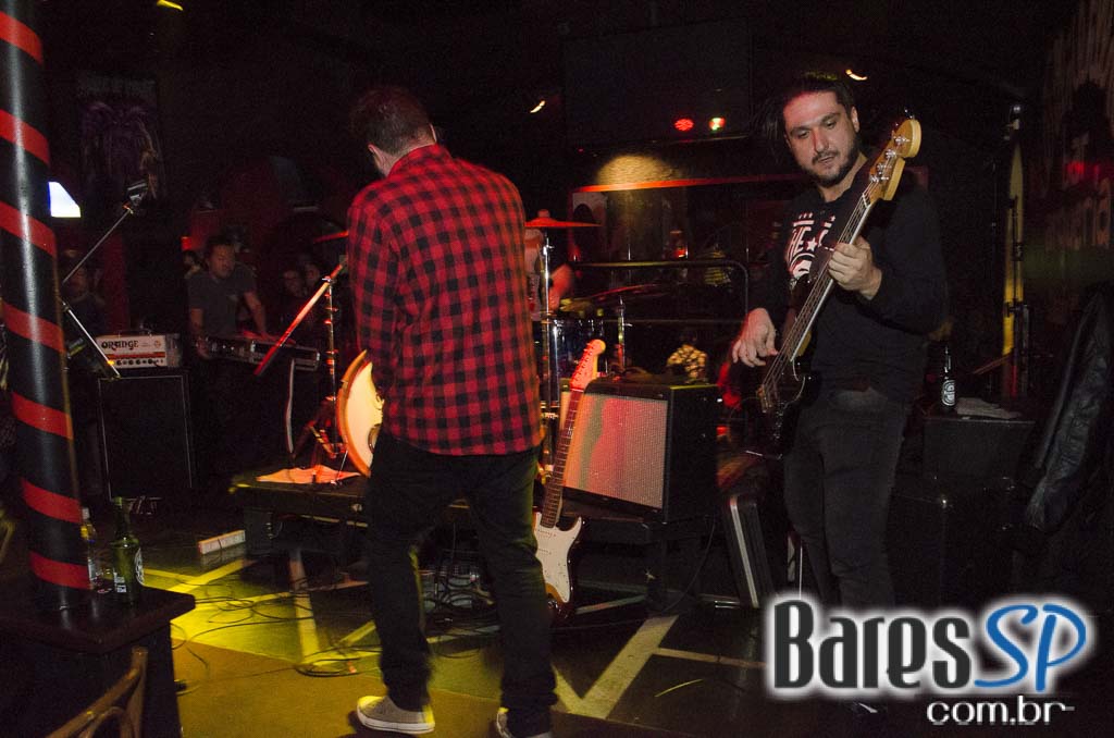 Banda 40 Watts se apresentou no Willi Willie Bar e Arqueria com muito pop rock Banda 40 Watts se apresentou no Willi Willie Bar e Arqueria com muito pop rock