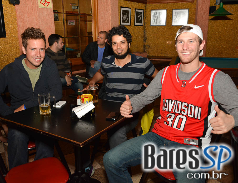 Banda Gullivera e DJ Cadu comandaram a quinta com pop rock no Republic Pub Banda Gullivera e DJ Cadu comandaram a quinta com pop rock no Republic Pub