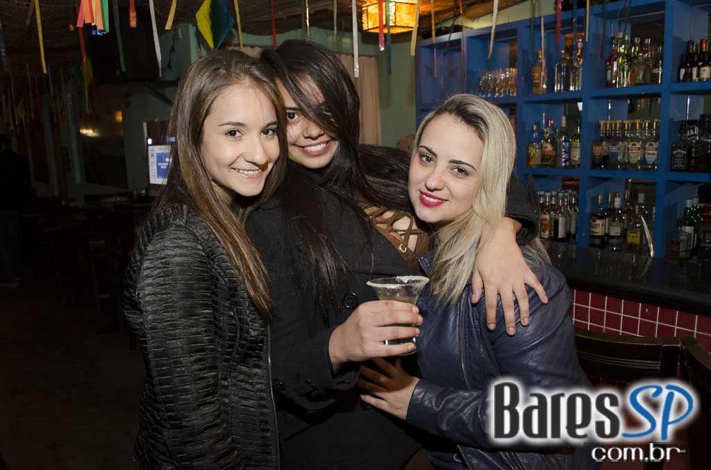 Tirrenos ofereceu diversas opções de drinks e cardápio variado no sábado Tirrenos ofereceu diversas opções de drinks e cardápio variado no sábado