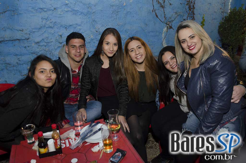 Tirrenos ofereceu diversas opções de drinks e cardápio variado no sábado Tirrenos ofereceu diversas opções de drinks e cardápio variado no sábado