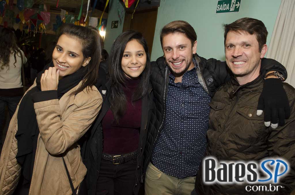 Tirrenos ofereceu diversas opções de drinks e cardápio variado no sábado Tirrenos ofereceu diversas opções de drinks e cardápio variado no sábado