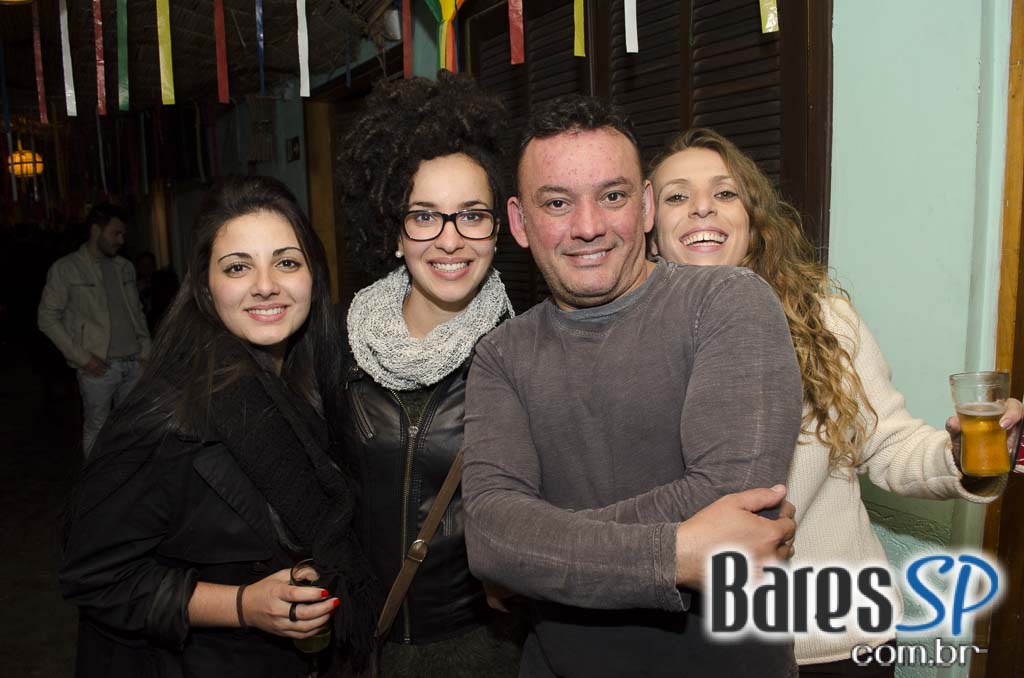 Tirrenos ofereceu diversas opções de drinks e cardápio variado no sábado Tirrenos ofereceu diversas opções de drinks e cardápio variado no sábado