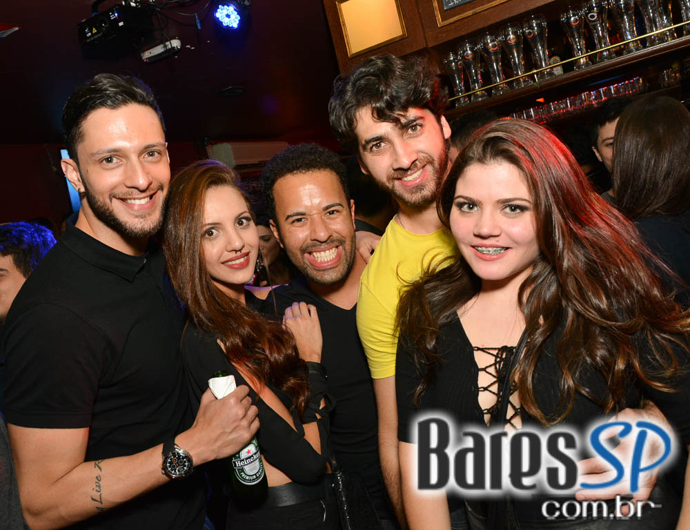 Banda Monk e Sal Vincent comandaram a noite com pop rock internacional no Republic Pub Banda Monk e Sal Vincent comandaram a noite com pop rock internacional no Republic Pub