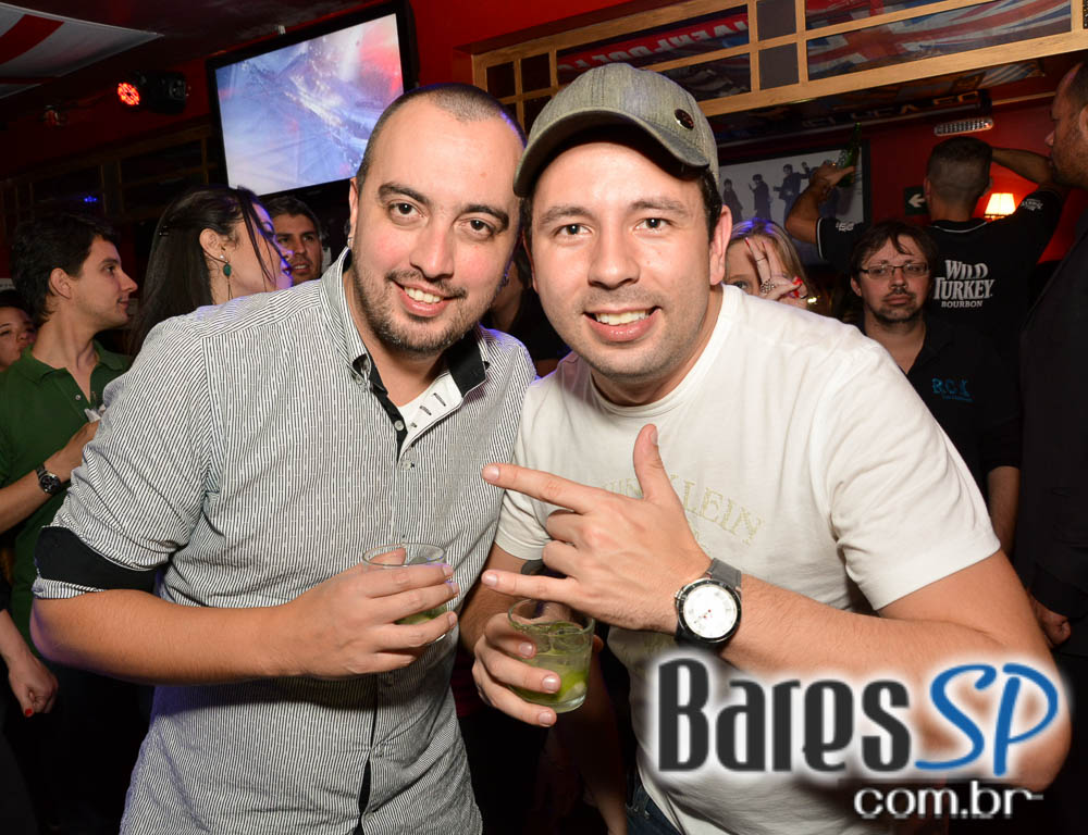 Banda Monk e Sal Vincent comandaram a noite com pop rock internacional no Republic Pub Banda Monk e Sal Vincent comandaram a noite com pop rock internacional no Republic Pub