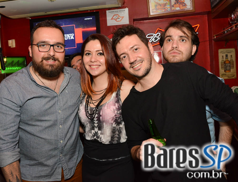 Banda Junkie Box e Sal Vincent comandaram a noite com rock no Republic Pub Banda Junkie Box e Sal Vincent comandaram a noite com rock no Republic Pub