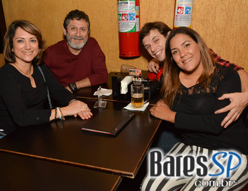 Banda Junkie Box e Sal Vincent comandaram a noite com rock no Republic Pub Banda Junkie Box e Sal Vincent comandaram a noite com rock no Republic Pub