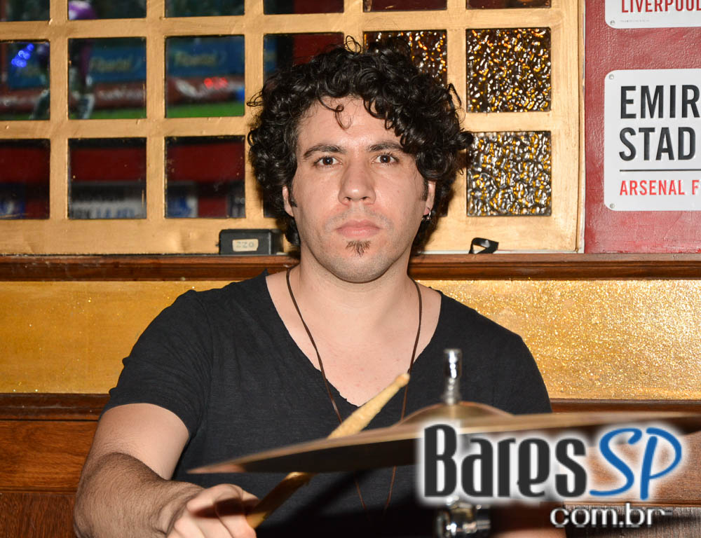 Banda Burnz e DJ Cadu agitaram a noite com pop rock no Republic Pub Banda Burnz e DJ Cadu agitaram a noite com pop rock no Republic Pub