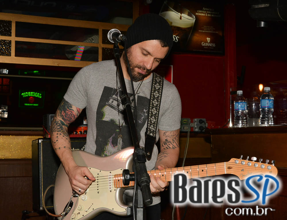 Banda Burnz e DJ Cadu agitaram a noite com pop rock no Republic Pub Banda Burnz e DJ Cadu agitaram a noite com pop rock no Republic Pub