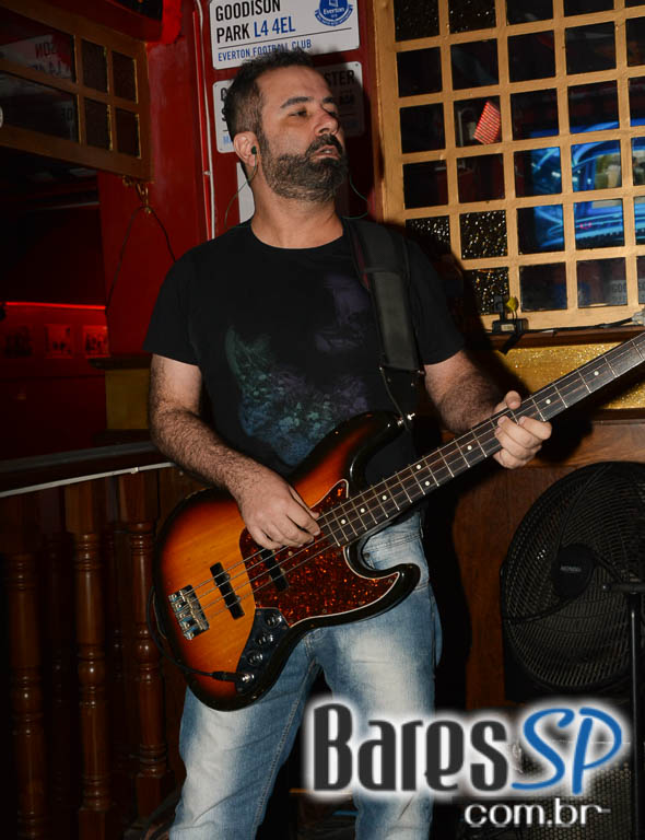 Banda Burnz e DJ Cadu agitaram a noite com pop rock no Republic Pub Banda Burnz e DJ Cadu agitaram a noite com pop rock no Republic Pub