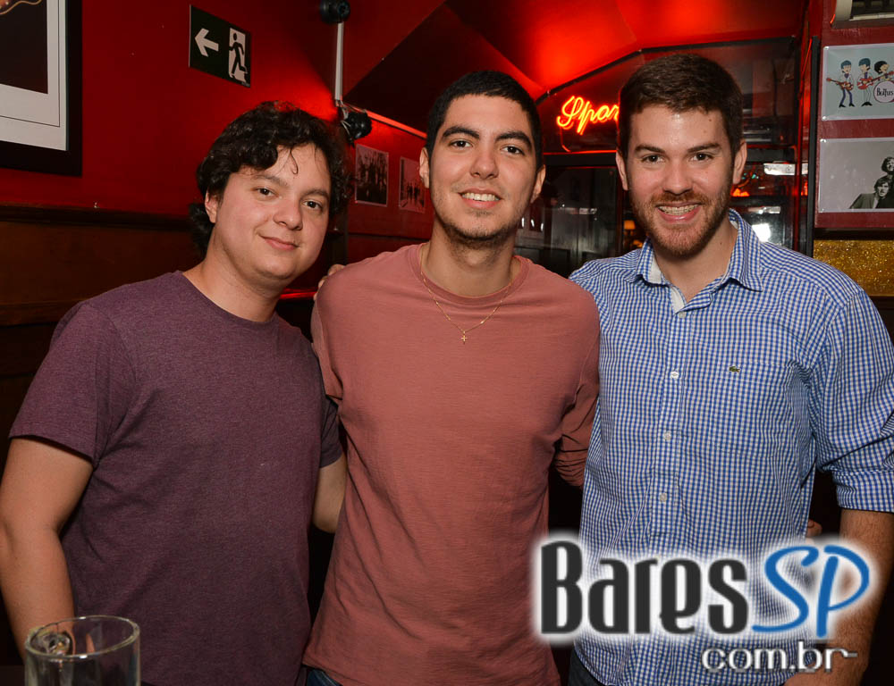 Banda Burnz e DJ Cadu agitaram a noite com pop rock no Republic Pub Banda Burnz e DJ Cadu agitaram a noite com pop rock no Republic Pub